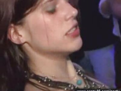 Sasha Sparrow zuigt gratis lesbische sex filmpjes oude lul en wordt geneukt op de bank