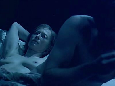 Atletische blonde MILF lesbische sexfilm met grote toeters neukt magere jongen in bed
