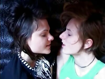 Klein meisje studeert lesbische porno films niet voor examens